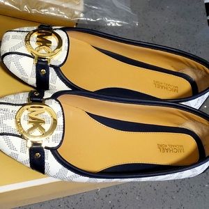MK white/navy flats